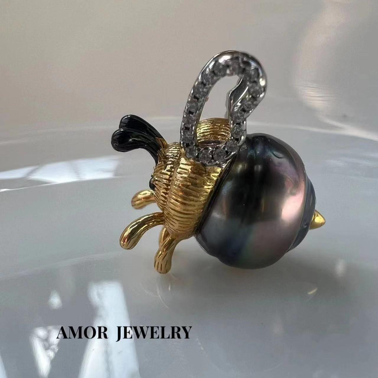 《CCFURINA》Dazzling Color Tahitian Pearl Bee Pendant