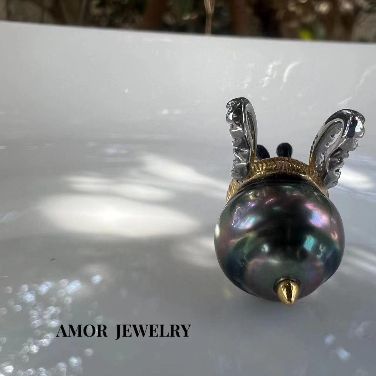 《CCFURINA》Dazzling Color Tahitian Pearl Bee Pendant