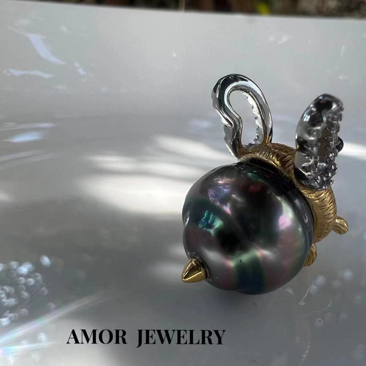 《CCFURINA》Dazzling Color Tahitian Pearl Bee Pendant