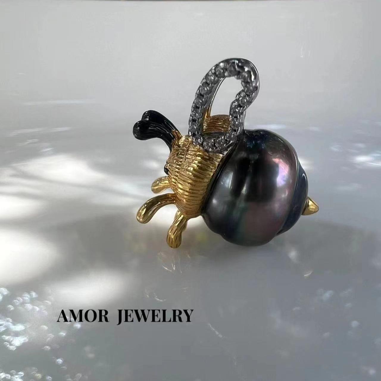 《CCFURINA》Dazzling Color Tahitian Pearl Bee Pendant