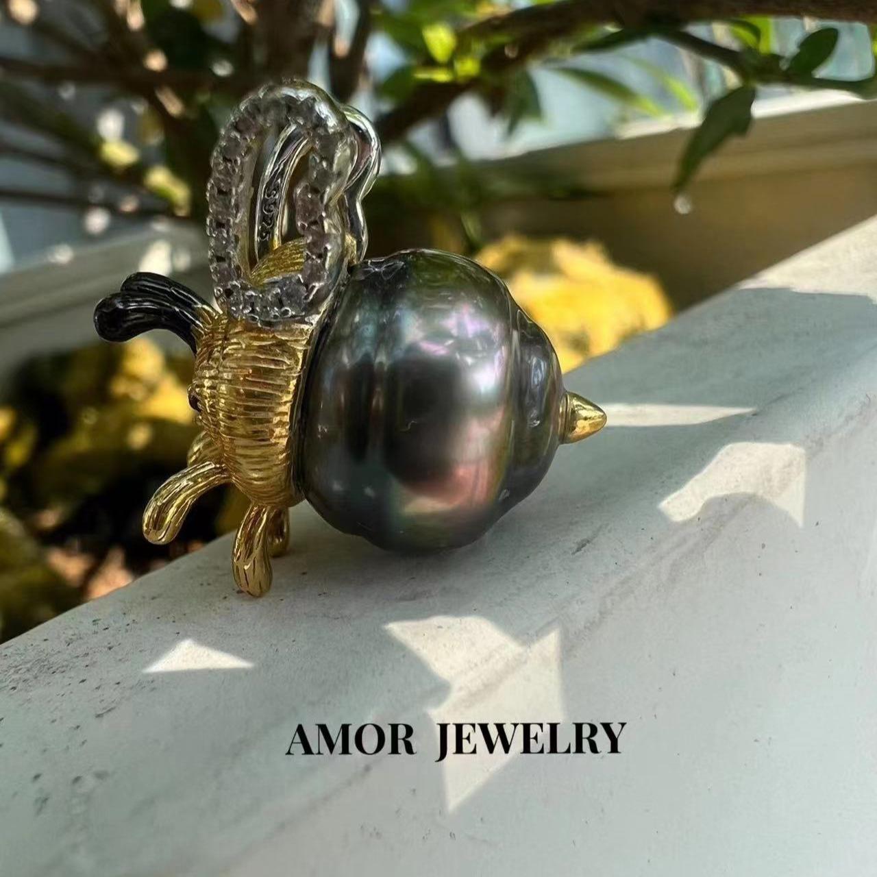 《CCFURINA》Dazzling Color Tahitian Pearl Bee Pendant